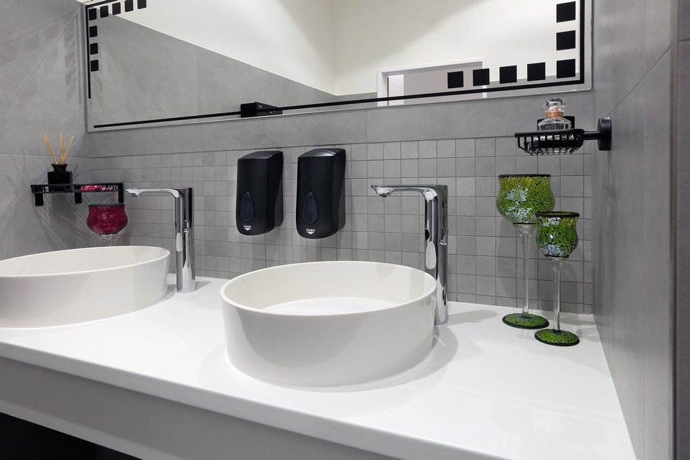 Seifen- oder Desinfektionsmittelspender SLDN06N ABS-Kunststoff schwarz Musterbad
