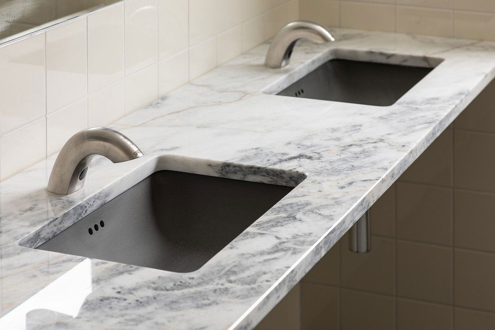 Edelstahl Kaltwasserhahn mit Sensor und integriertem Seifenspender SLU45MD - Musterbad