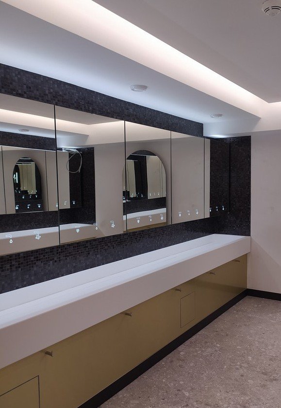 Sensor Handtrockner hinter Spiegel SLZN84G - Musterbad